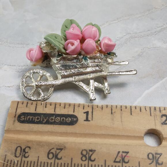 Silver Tone Wheel Barrow full of Pink Roses Brooch Pin, Vintage Spring Accessory - Picture 8 of 9